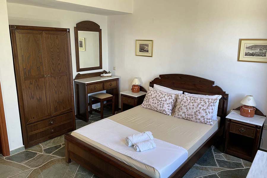 Bedroom with double bed at Iviskos apartment