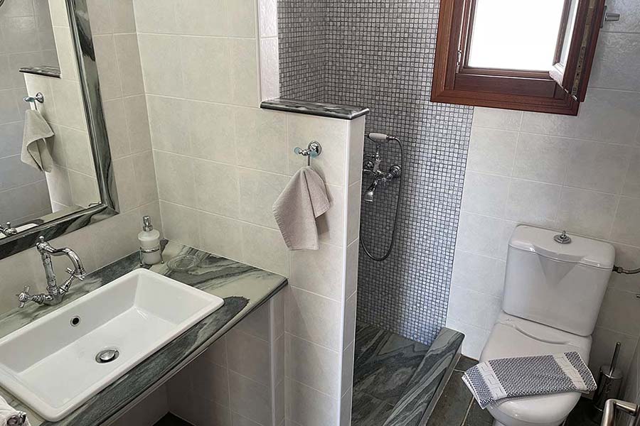 The bathroom of Iviskos apartment